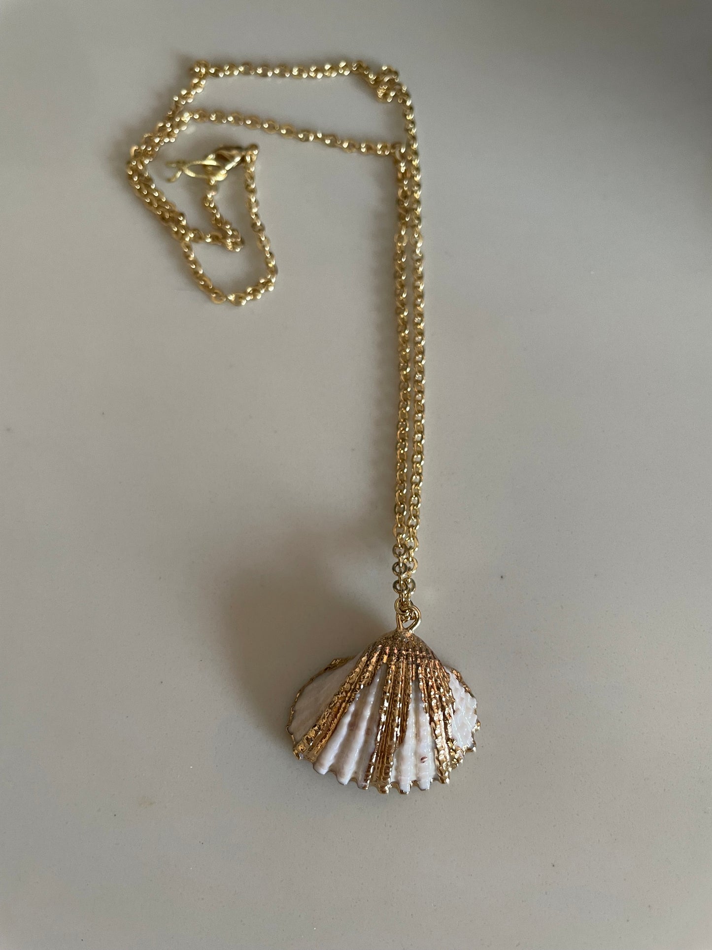 Gold shell necklace ✨