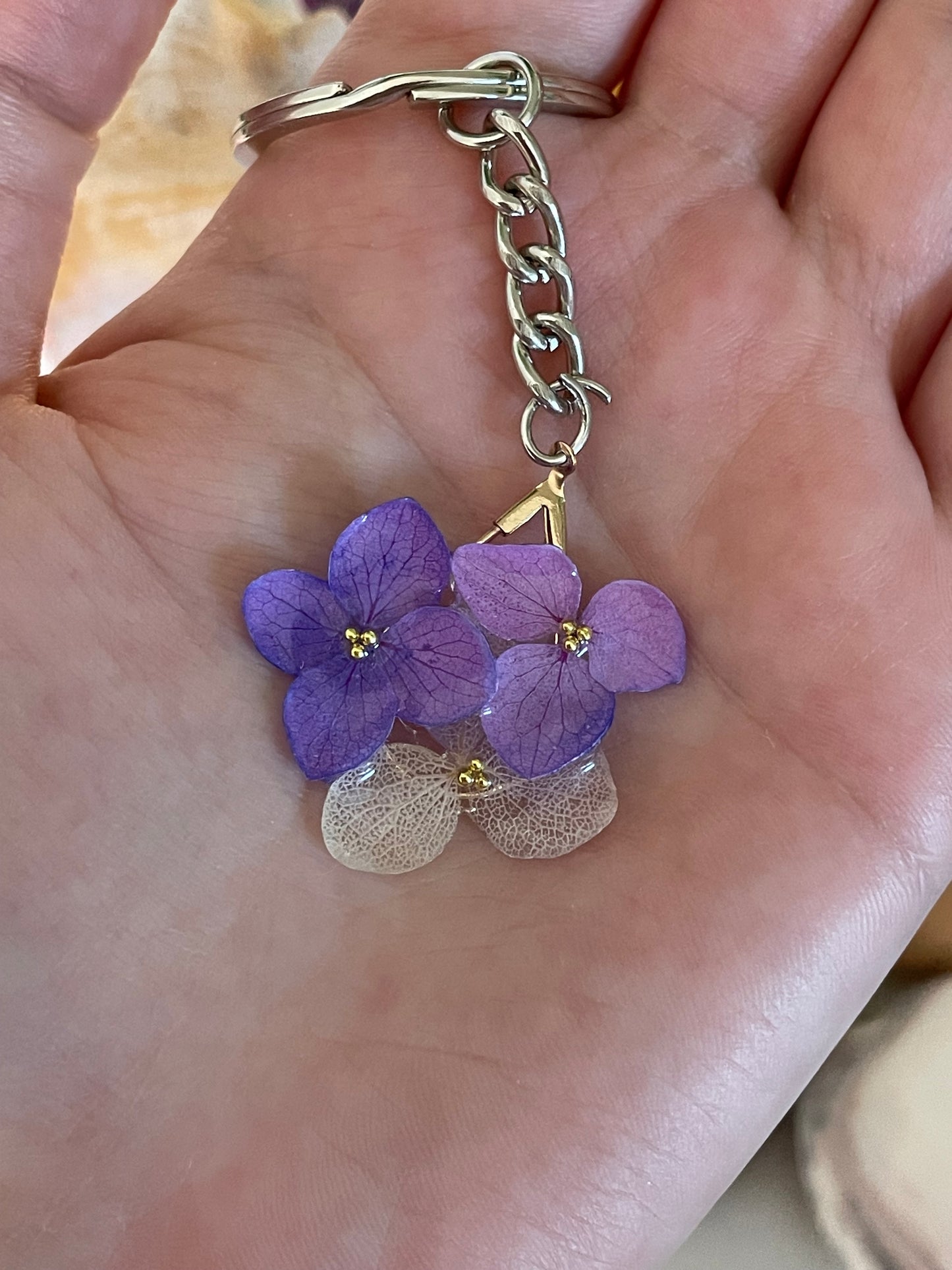 Pressed flowers in resin keychain πΈπΈπΈ