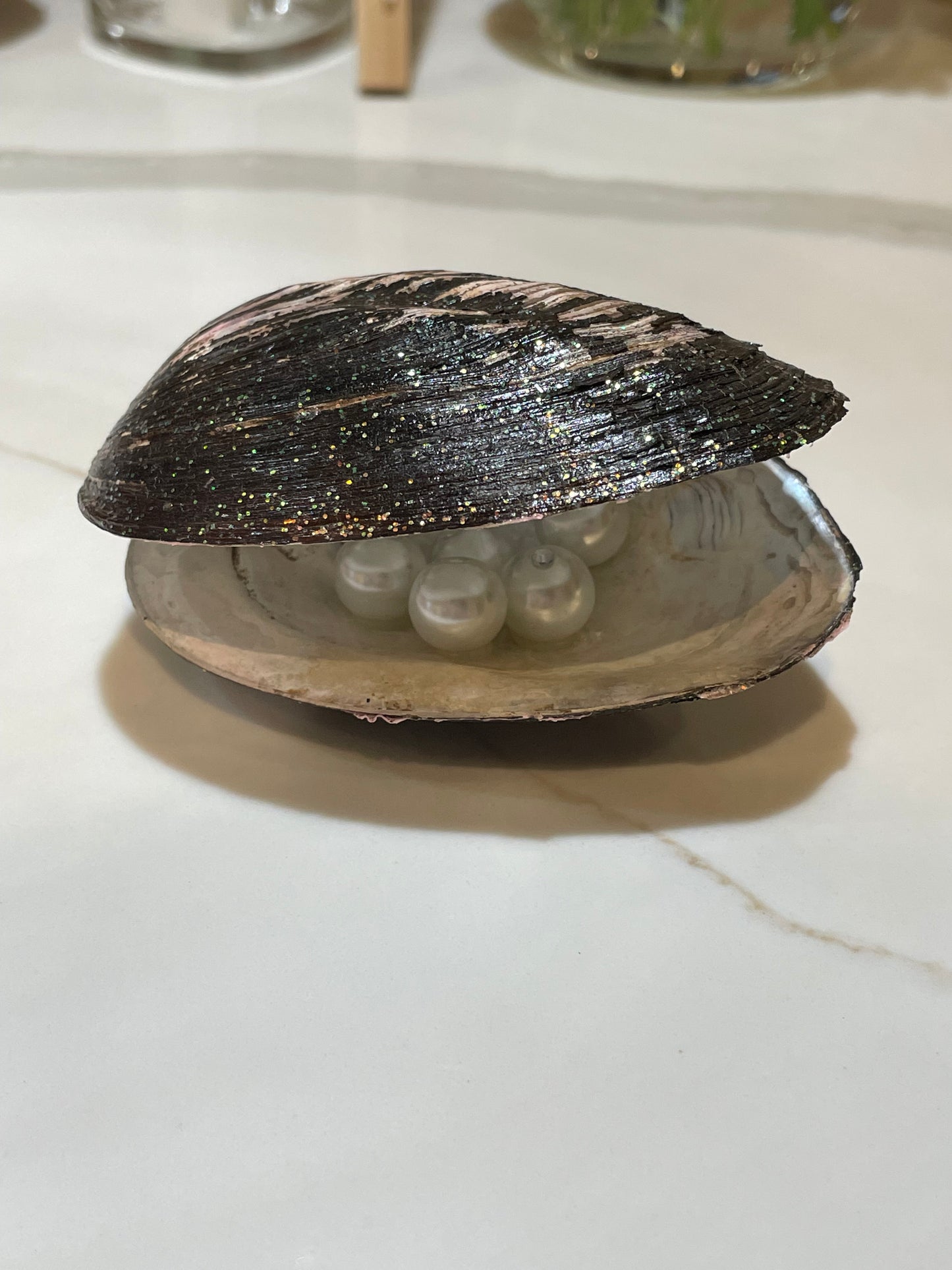 Sparkly river shell with pearls inside ✨✨