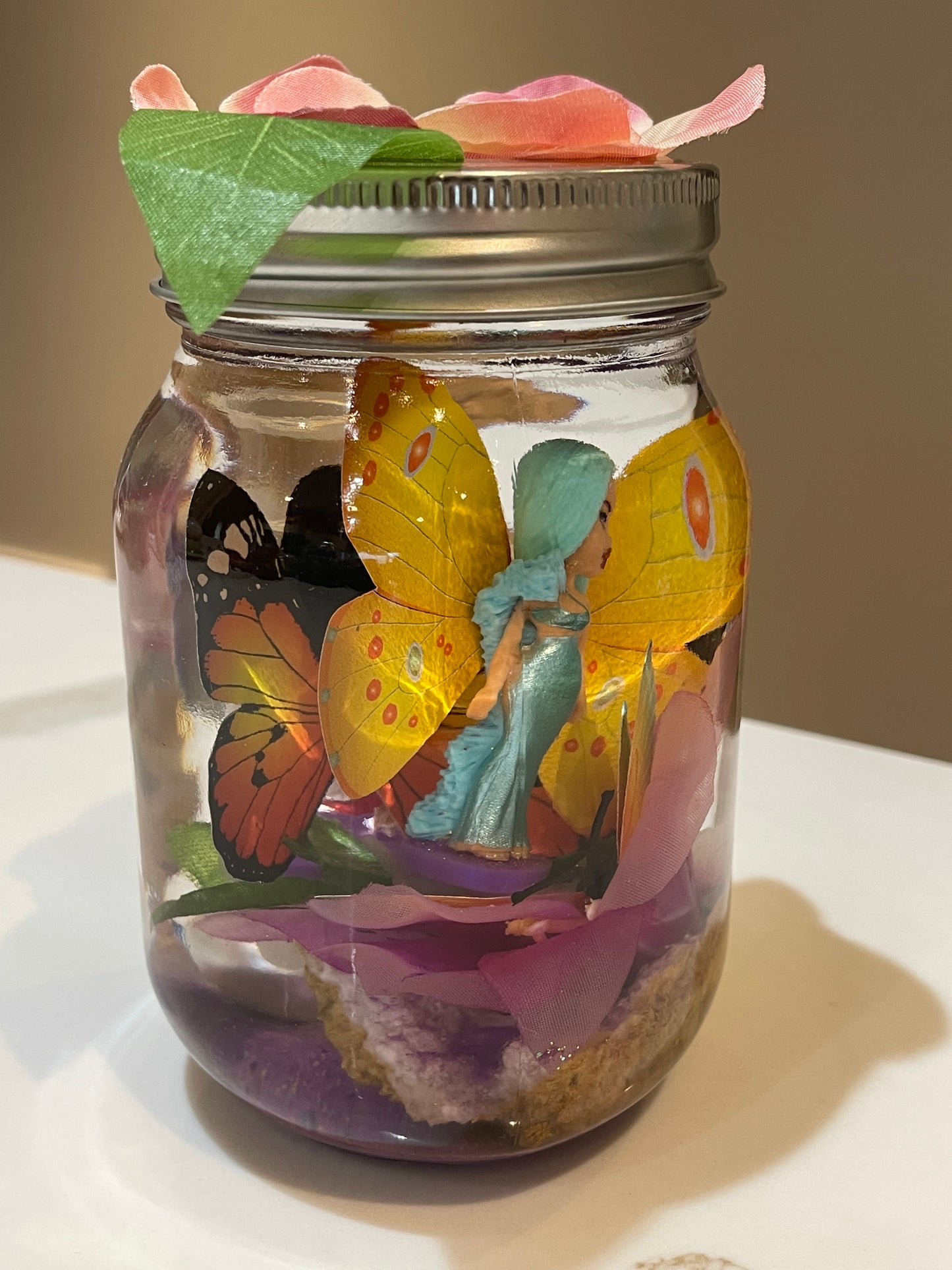 Two fairies in a jar 🧚🏻♀️💕🧚🏻♀️