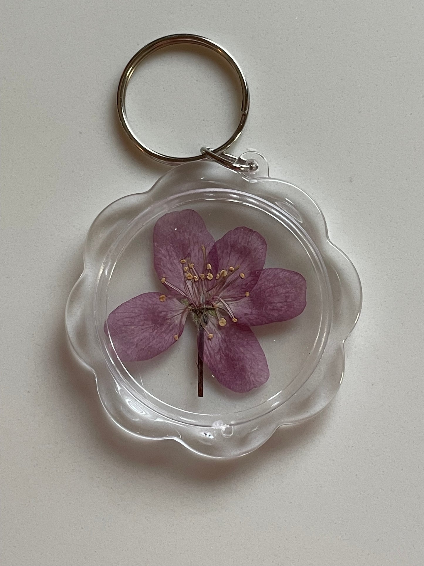Pressed flower keychain π§π»ββοΈβ¨