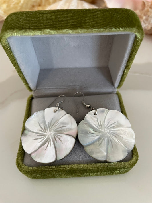 Mother of pearl shell earrings π§π»ββοΈπβ¨
